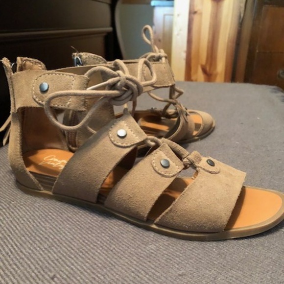 Crown Vintage Sandals - Picture 1 of 6